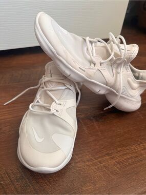 Nike Free Run 5.0 2020 Triple White Running Shoes CD9435-991 Women Size 8.5